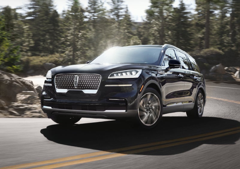 A Lincoln Aviator® SUV is being driven on a winding mountain road | Klaben Lincoln of Warren in Warren OH