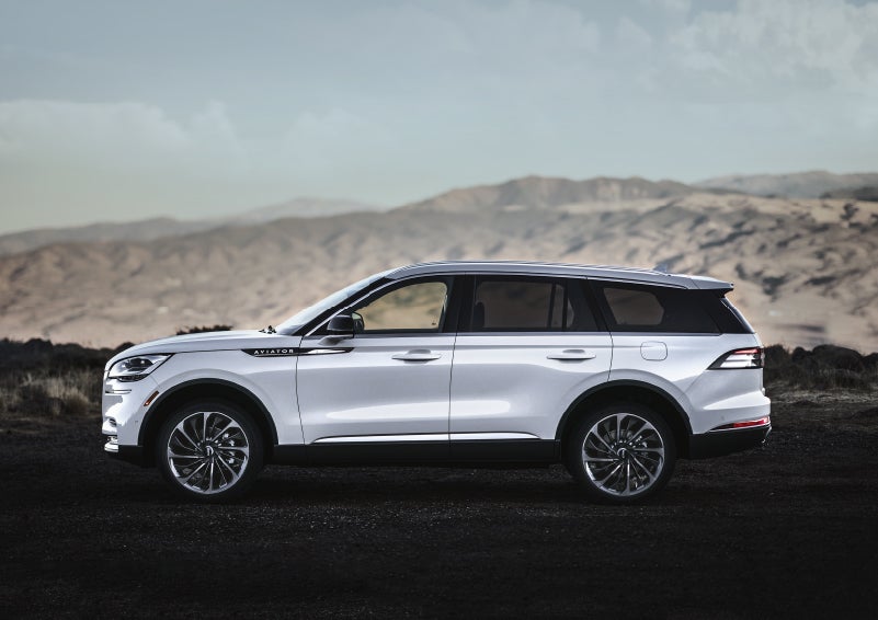 A Lincoln Aviator® SUV is parked on a scenic mountain overlook | Klaben Lincoln of Warren in Warren OH