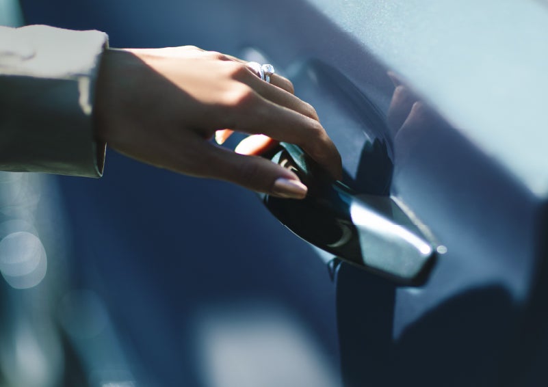 A hand gracefully grips the Light Touch Handle of a 2024 Lincoln Aviator® SUV to demonstrate its ease of use | Klaben Lincoln of Warren in Warren OH
