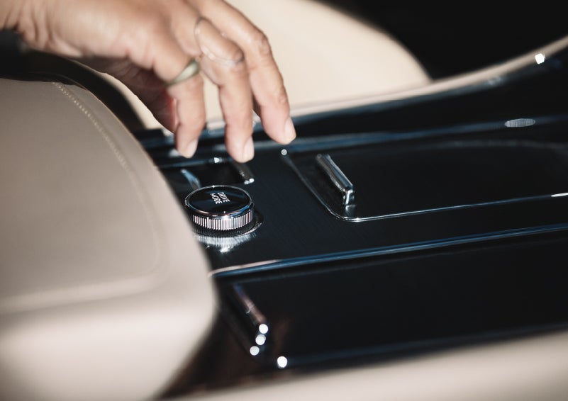 A hand reaching for the Lincoln Drive Modes knob of a 2024 Lincoln Aviator® SUV | Klaben Lincoln of Warren in Warren OH
