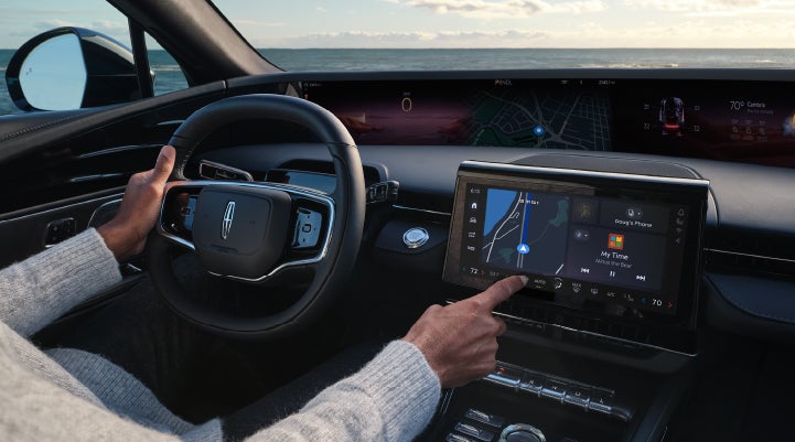 The driver of a 2024 Lincoln Nautilus® SUV interacts with the new Lincoln Digital Experience. | Klaben Lincoln of Warren in Warren OH
