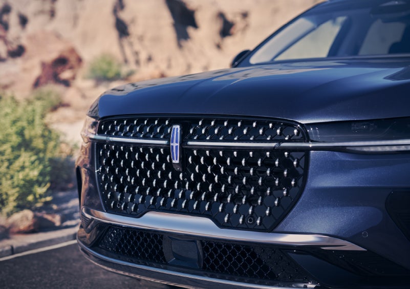 The stylish grille of a 2024 Lincoln Nautilus® SUV sparkles in the sunlight. | Klaben Lincoln of Warren in Warren OH