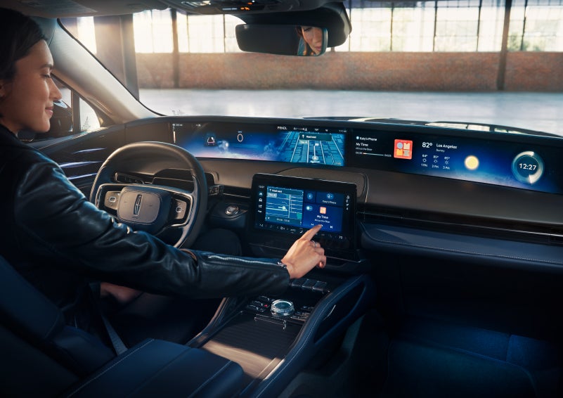 The driver of a 2024 Lincoln Nautilus® SUV interacts with the center touchscreen. | Klaben Lincoln of Warren in Warren OH